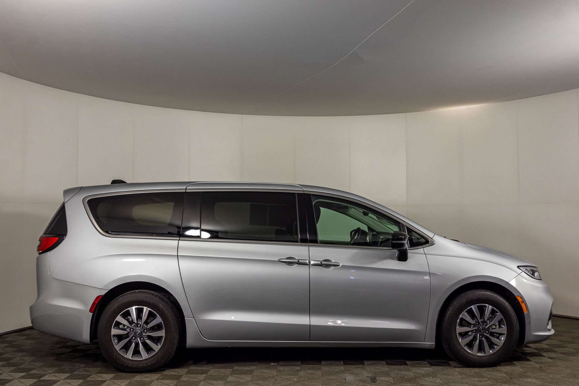 Used 2024 Chrysler Pacifica Limited FWD image 14