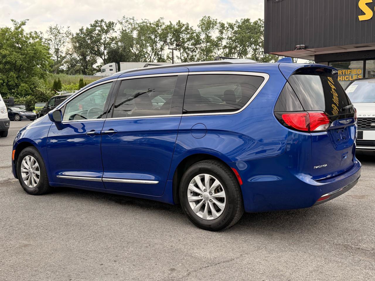 Used 2019 Chrysler Pacifica Touring-L FWD image 5