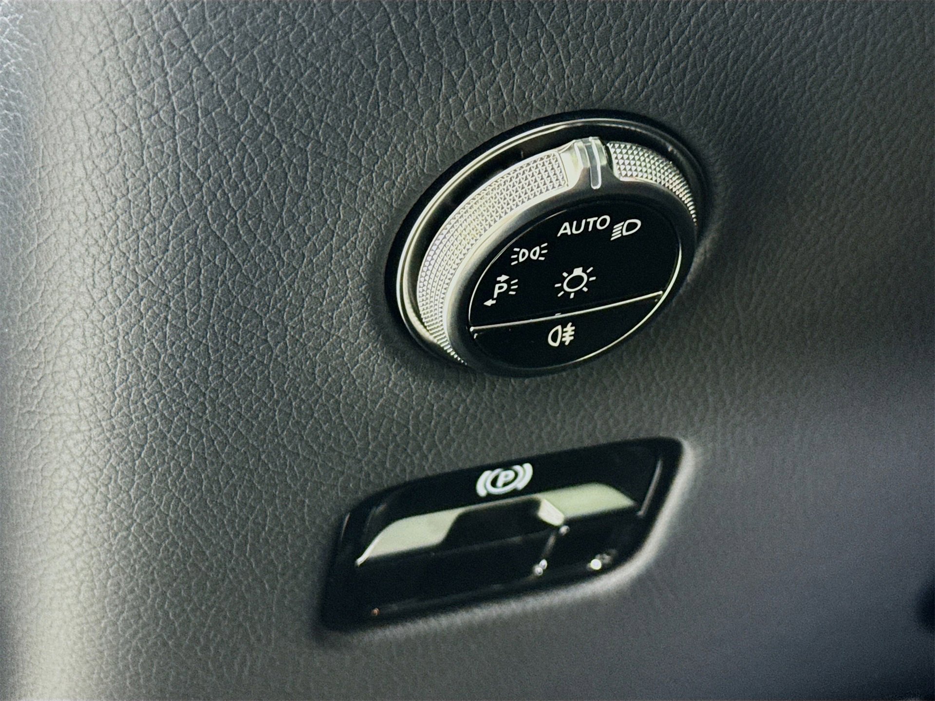 Used 2025 Mercedes-Benz GLC 300 image 11