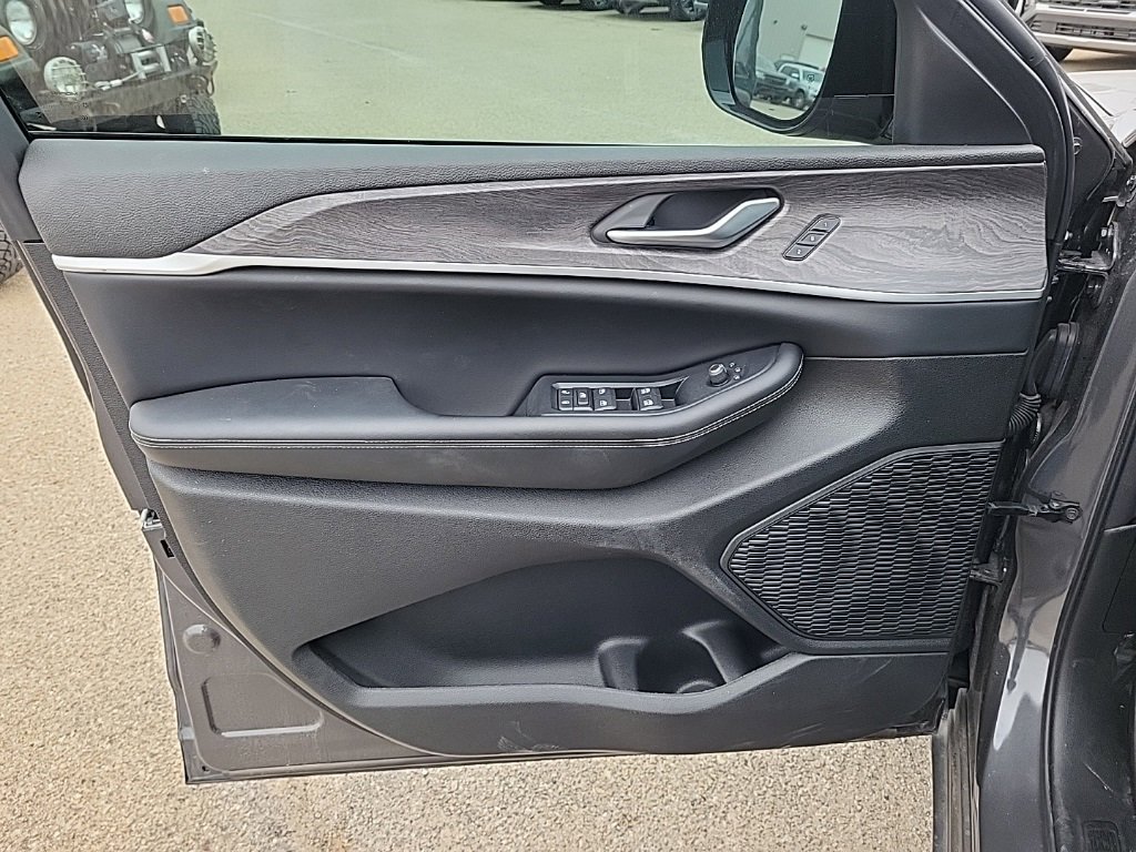 Used 2024 Jeep Grand Cherokee Limited w/ Black Appearance Package image 11