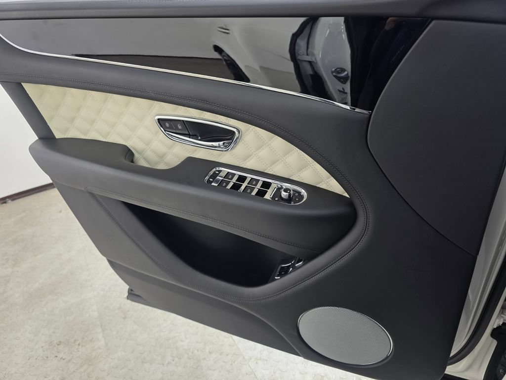 Used 2022 Bentley Bentayga AWD/4WD image 26