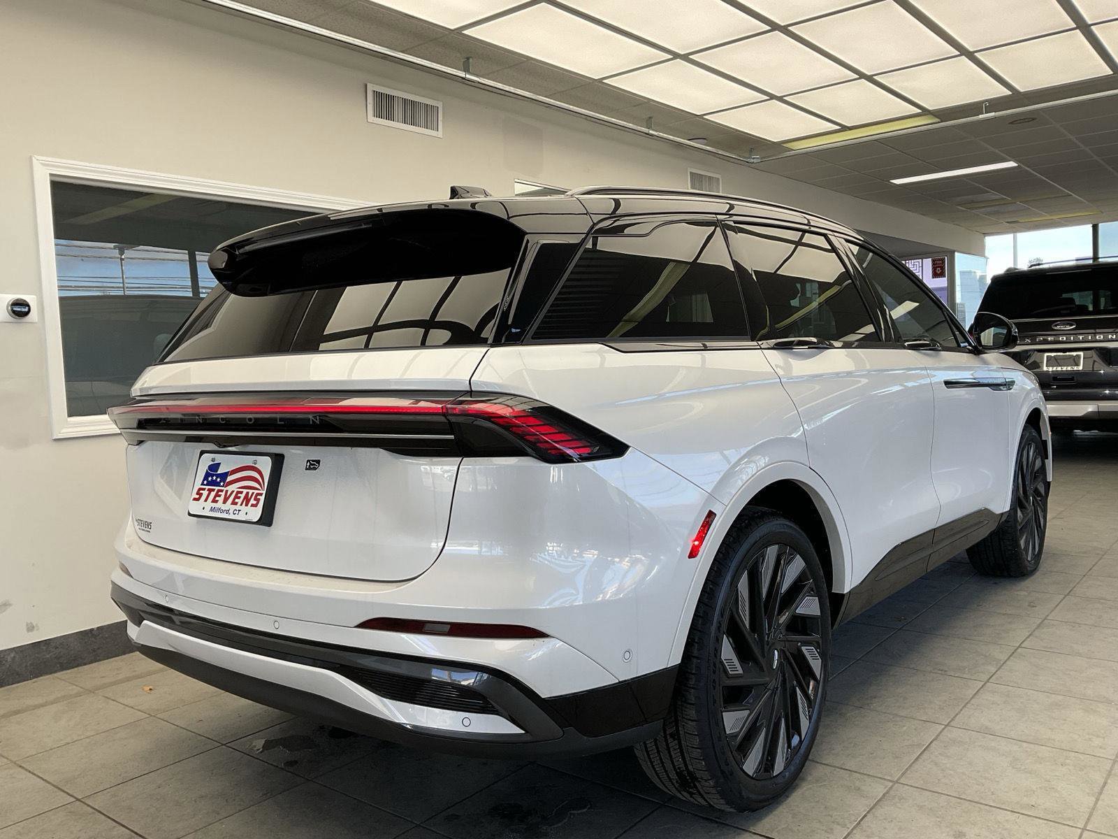 New 2024 Lincoln Nautilus Reserve w/ Jet Appearance Package (87T) image 5