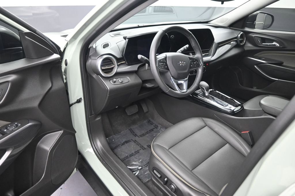 Used 2025 Chevrolet Trax ACTIV w/ Sunroof Package FWD image 11