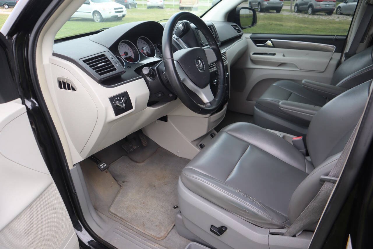 Used 2010 Volkswagen Routan SE FWD image 23