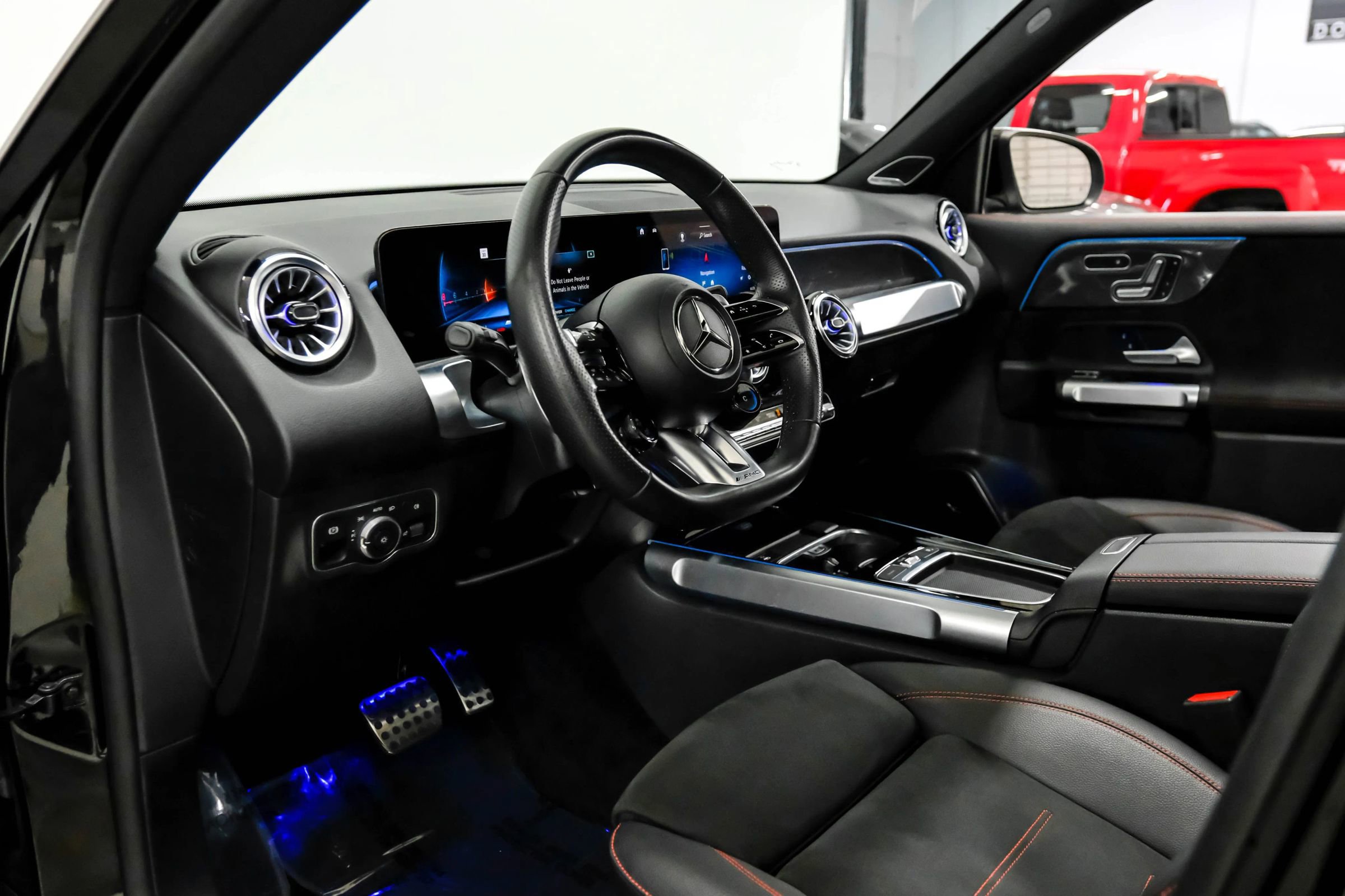 Used 2024 Mercedes-Benz GLB 35 AMG 4MATIC image 2