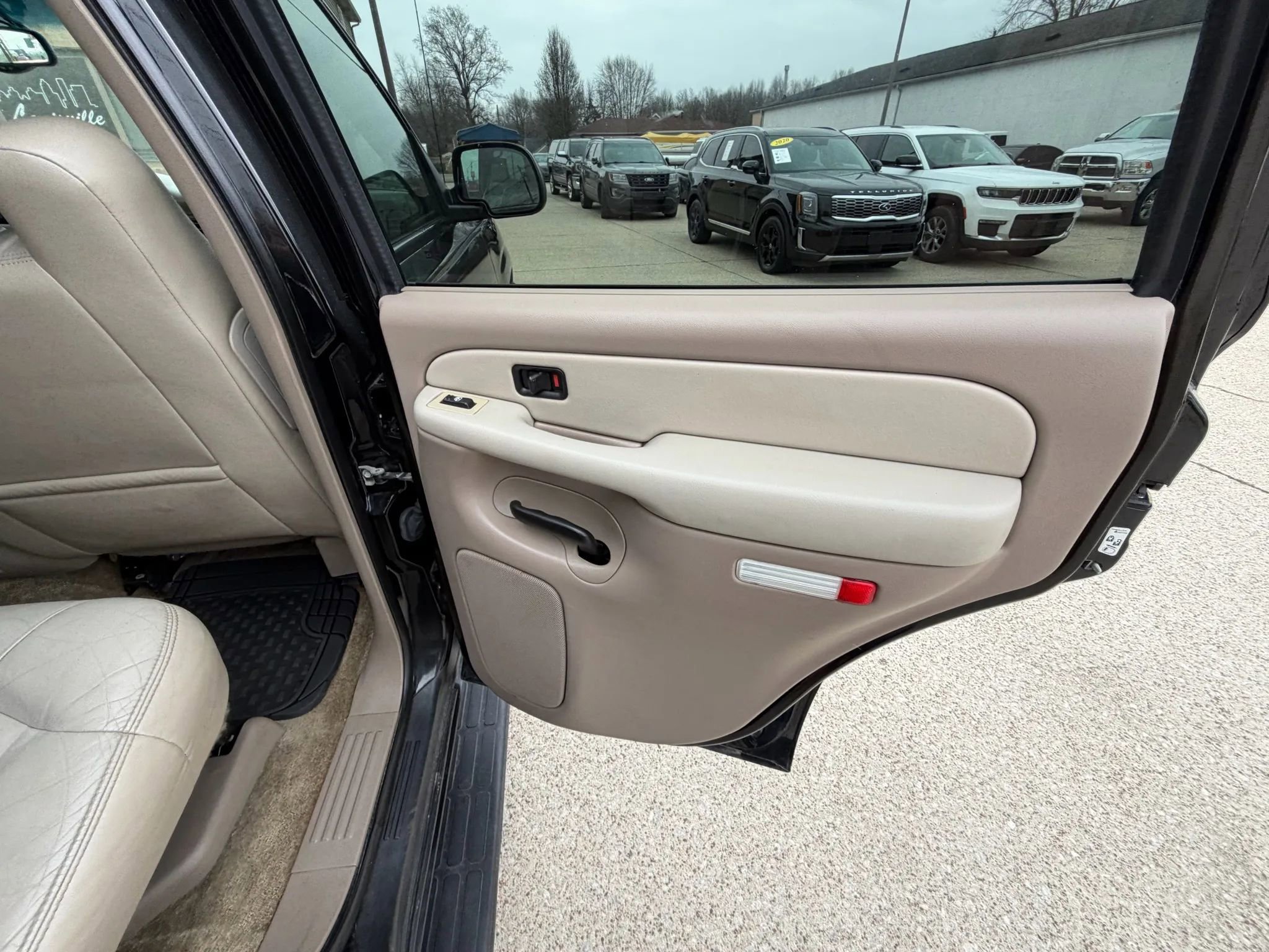 Used 2002 Chevrolet Tahoe LT image 34