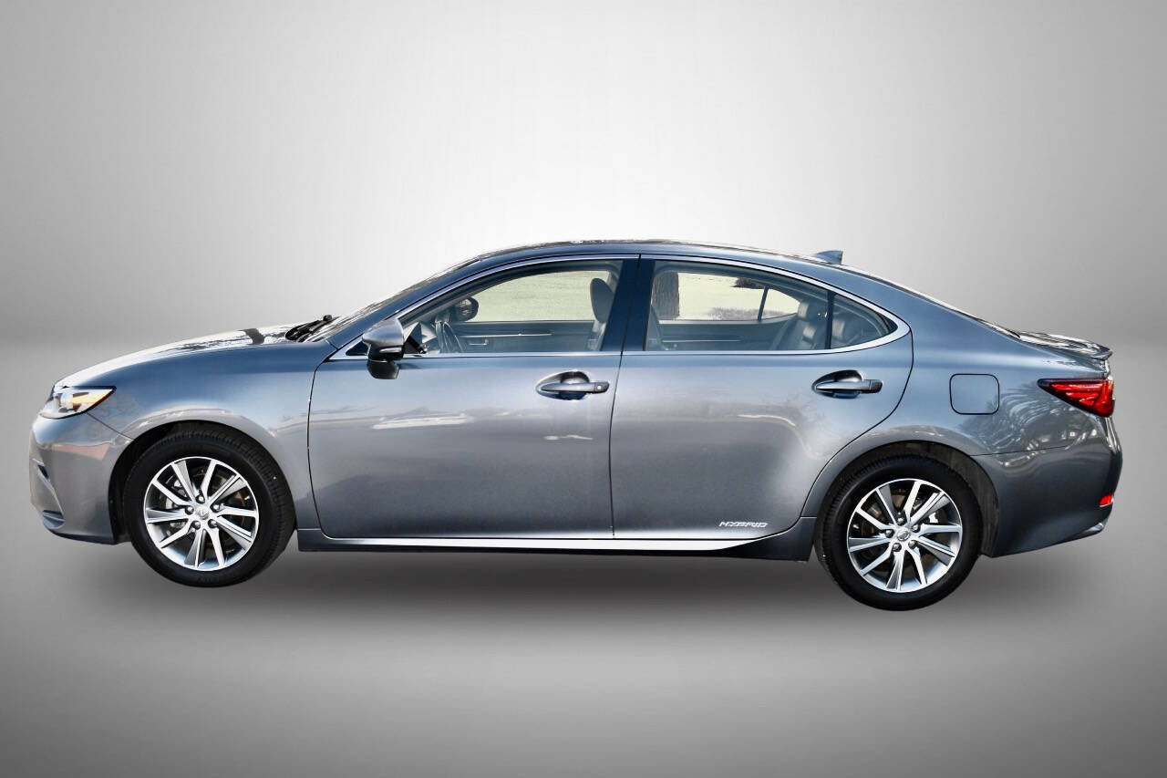 Used 2017 Lexus ES 300h w/ Luxury Package FWD image 4