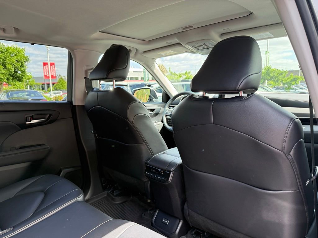Used 2023 Toyota Highlander XLE FWD image 17