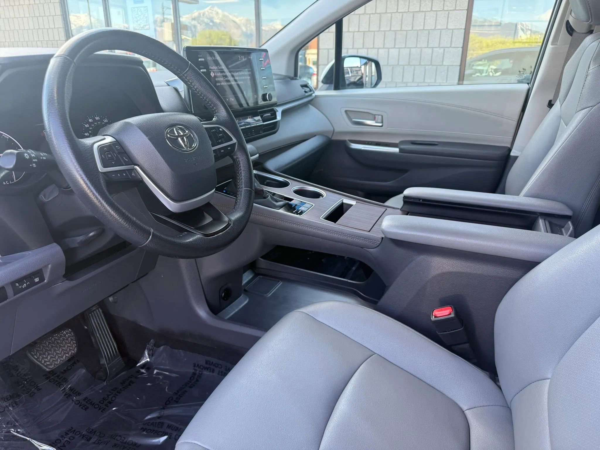 Used 2024 Toyota Sienna XLE image 8