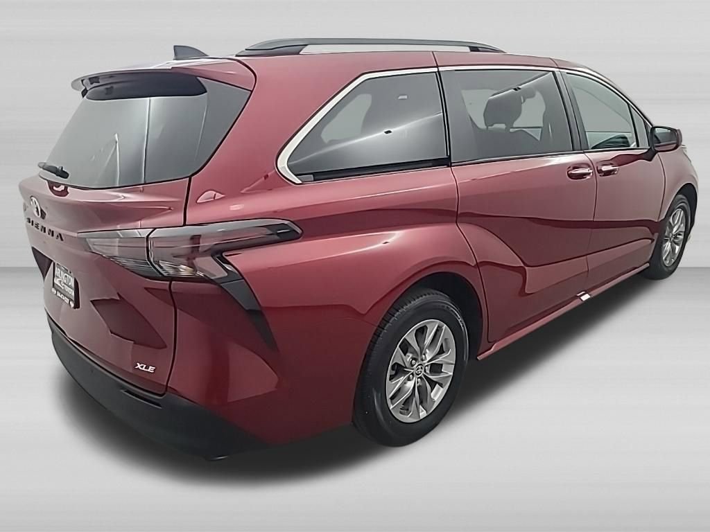 Used 2026 Toyota Sienna XLE image 5