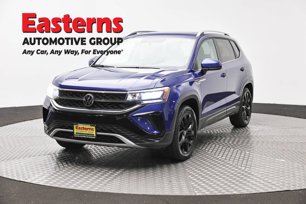 Used 2022 Volkswagen Taos SE w/ Panoramic Sunroof Package FWD image 1