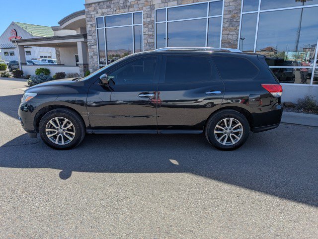Used 2016 Nissan Pathfinder SV image 2