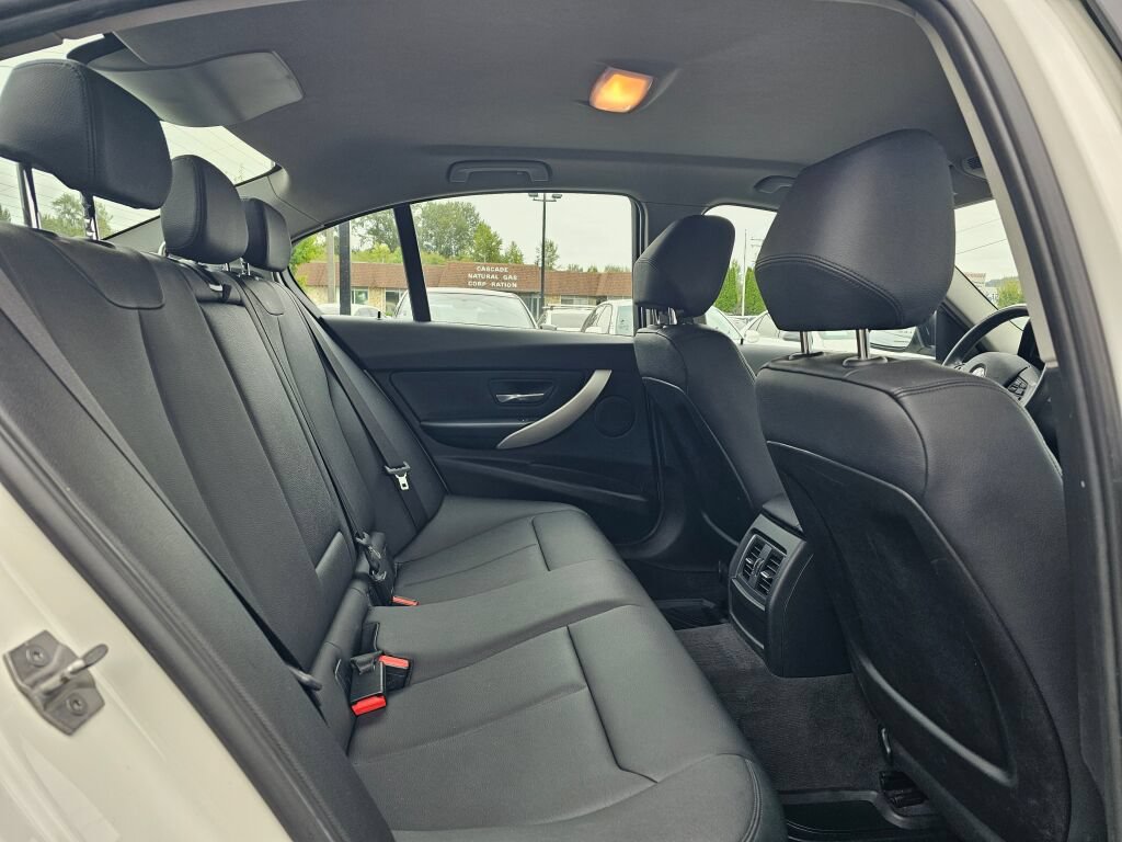 Used 2016 BMW 320i xDrive Sedan AWD/4WD image 12