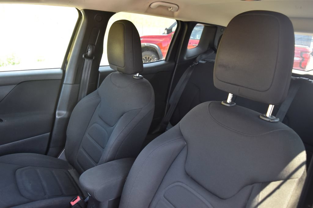 Used 2018 Jeep Renegade Latitude FWD image 13