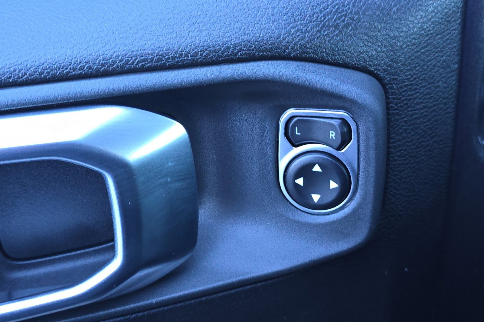 Used 2025 Jeep Gladiator Rubicon w/ Convenience Group image 11