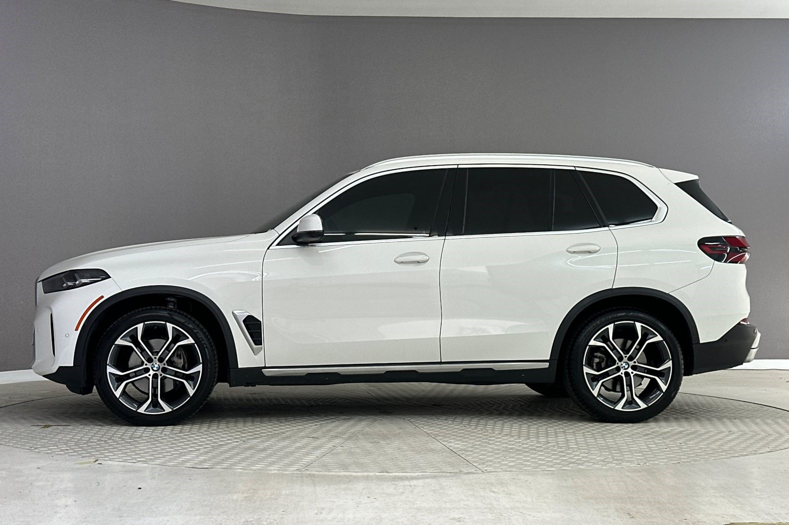 Certified 2024 BMW X5 sDrive40i w/ Parking Assistance Package RWD image 2