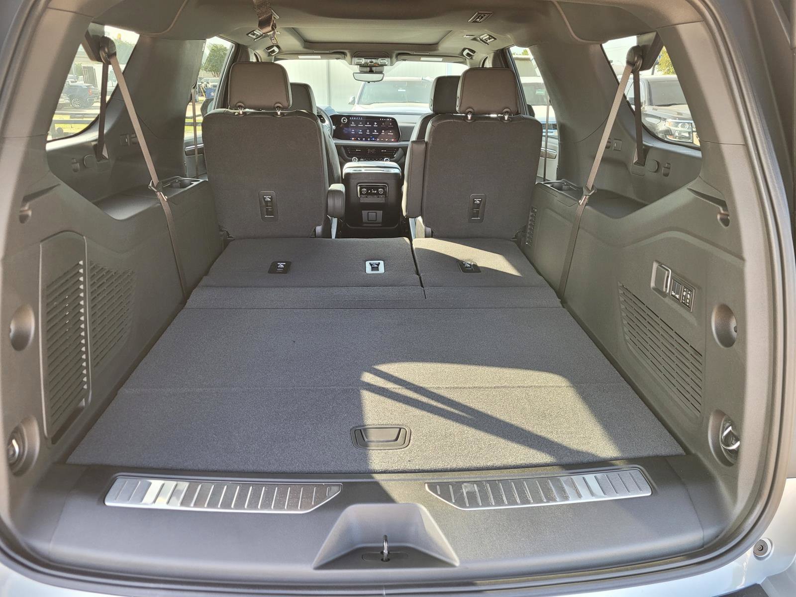 New 2026 Chevrolet Suburban Z71 w/ Z71 Off-Road Package AWD/4WD image 8