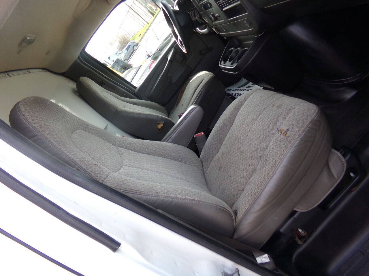Used 2009 Chevrolet Express 3500 RWD image 17