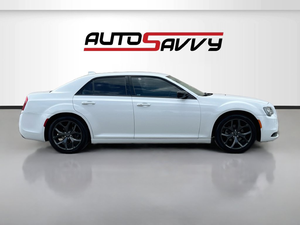 Used 2022 Chrysler 300 Touring w/ Sport Appearance Package RWD image 8
