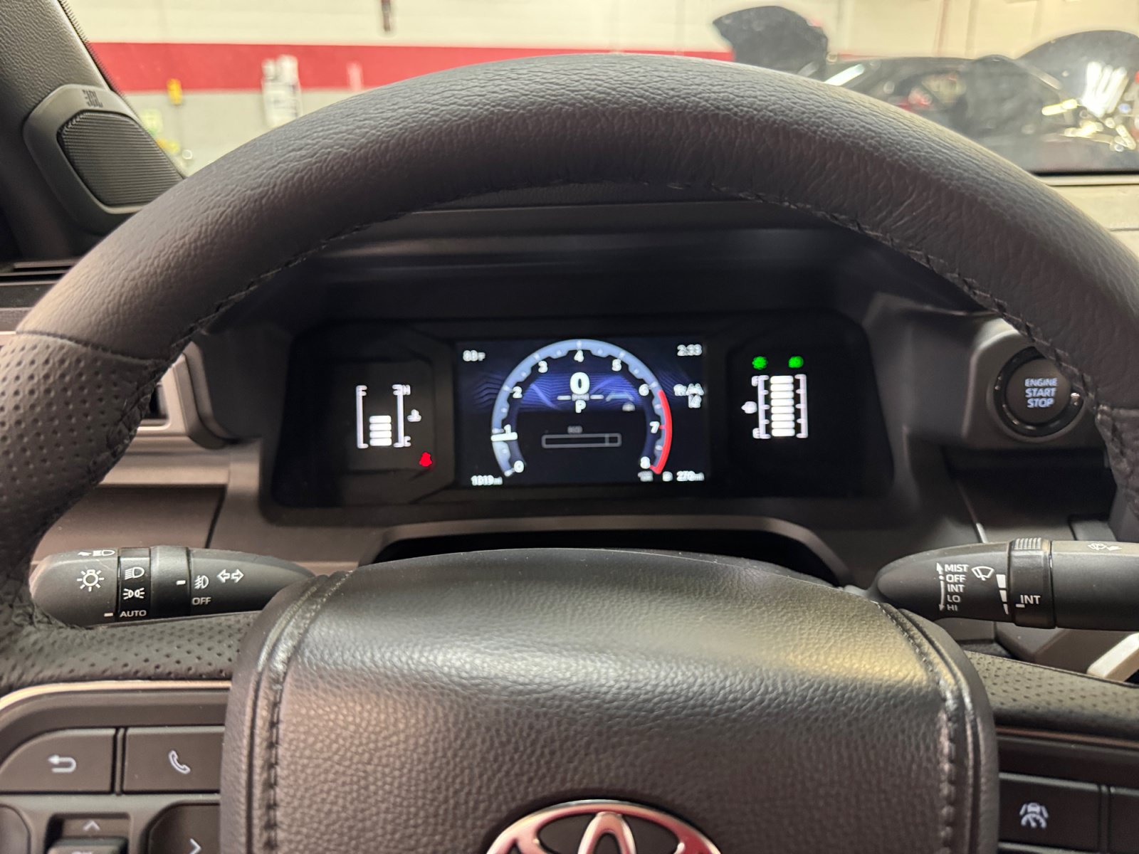 Certified 2025 Toyota Tacoma SR5 AWD/4WD image 10