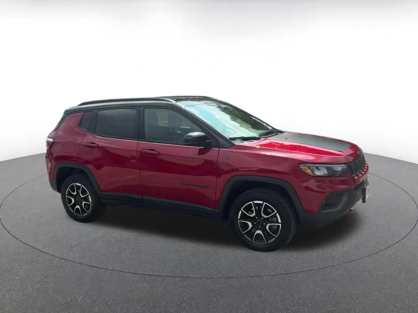Used 2025 Jeep Compass Trailhawk AWD/4WD image 2