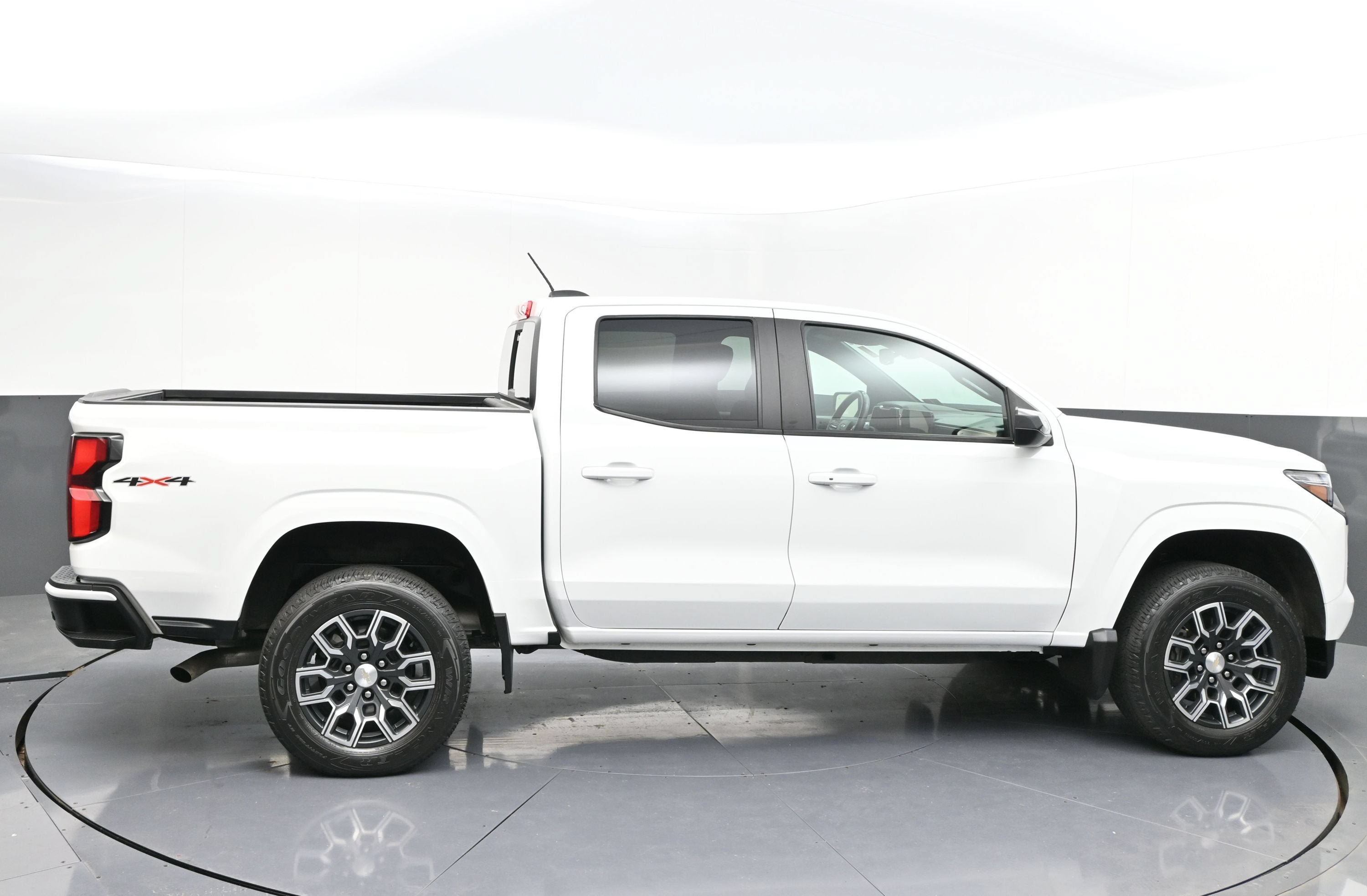 Used 2023 Chevrolet Colorado LT w/ LT Convenience Package III AWD/4WD image 8