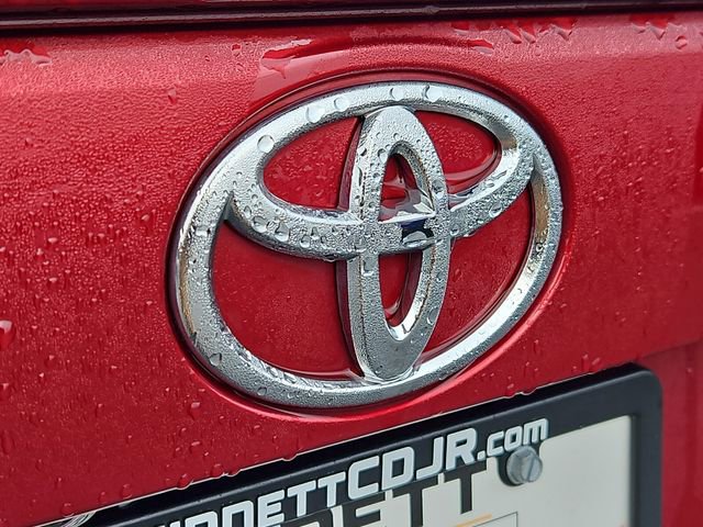 Used 2021 Toyota RAV4 XLE w/ Convenience Package image 28