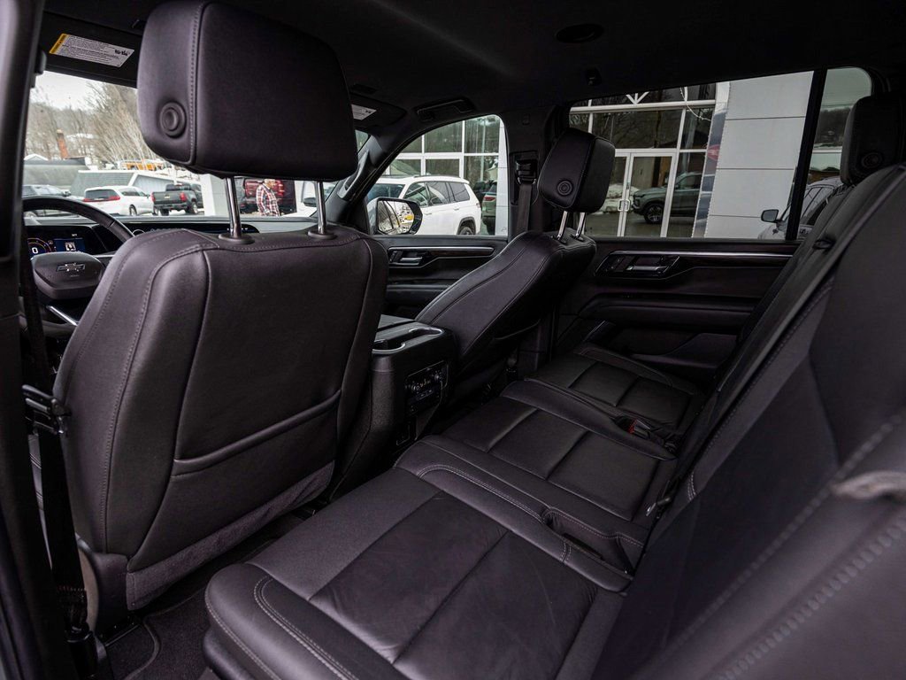 Used 2025 Chevrolet Suburban Z71 image 29
