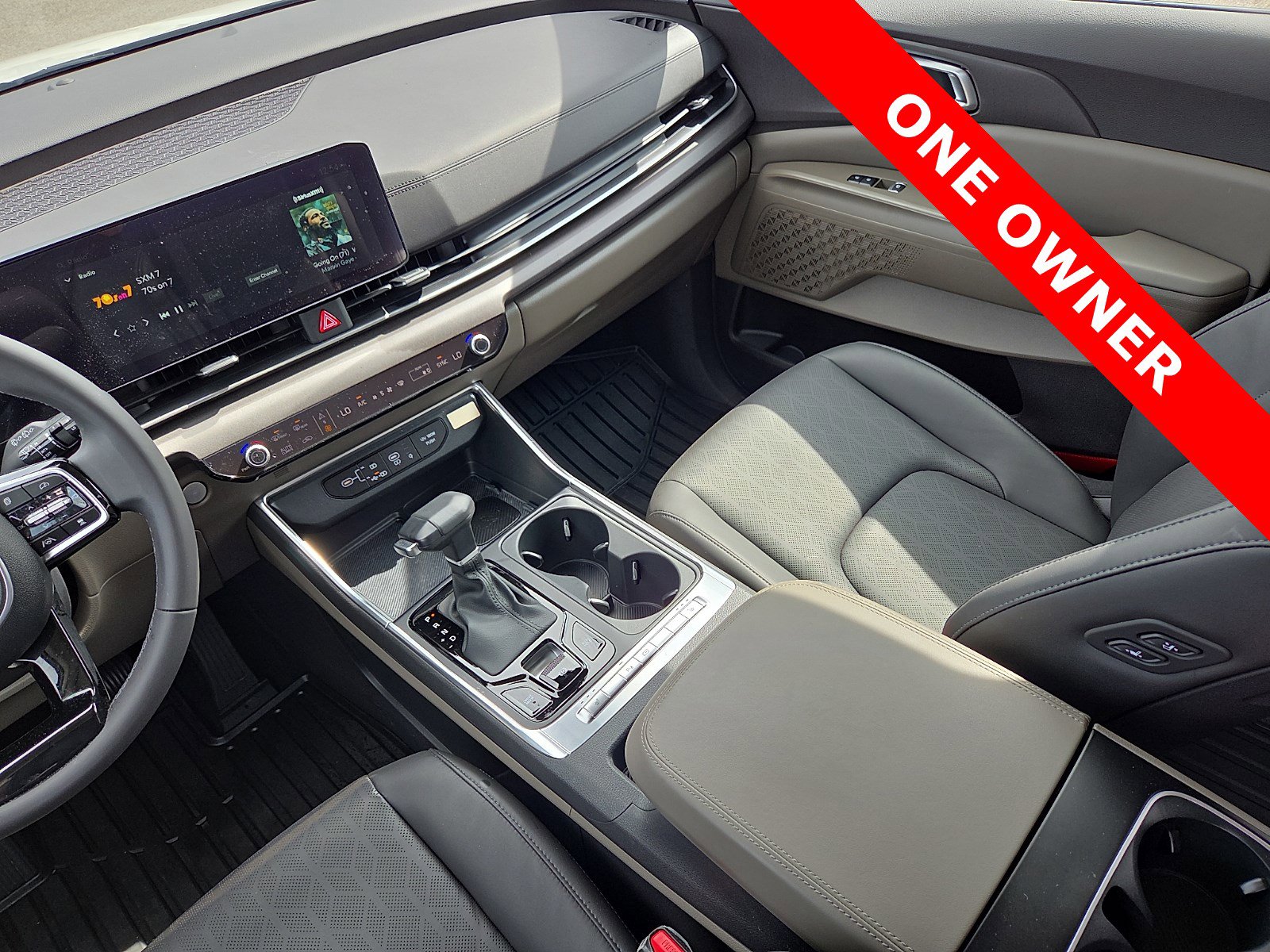 Used 2025 Kia Carnival EX image 14