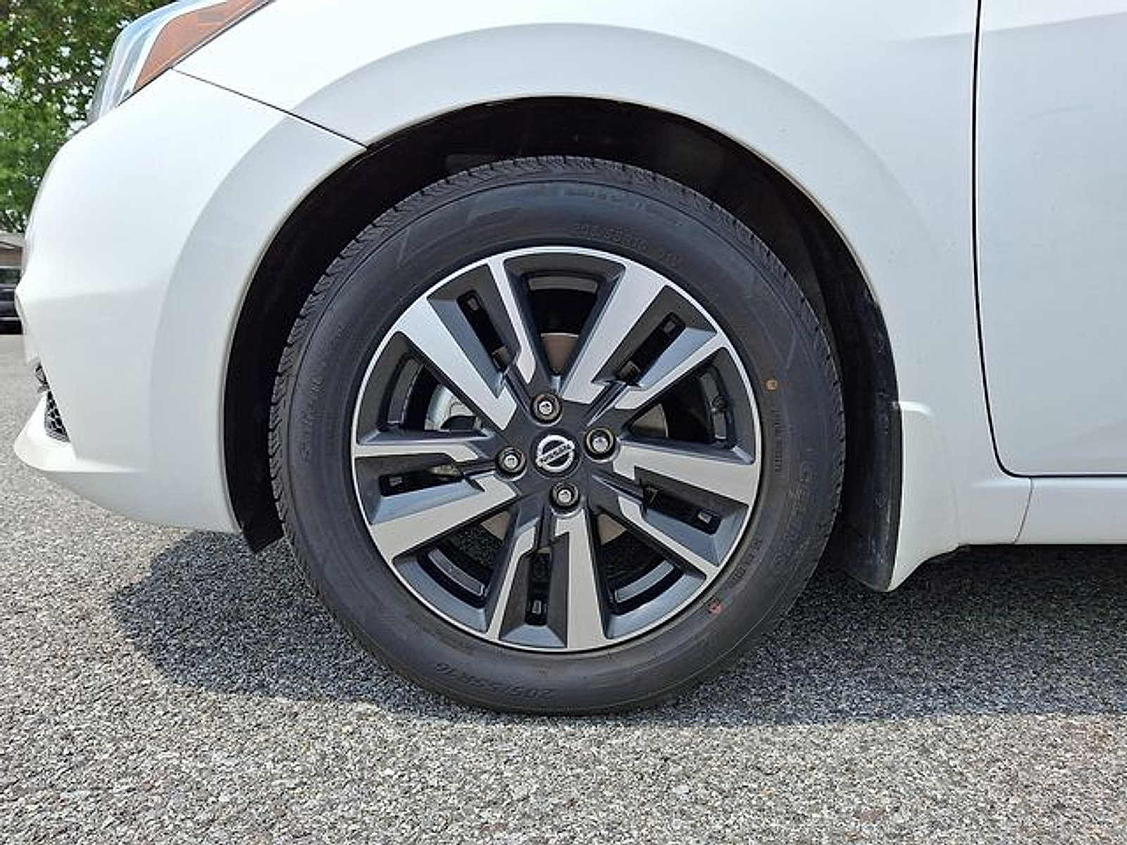 Used 2022 Nissan Versa SV w/ Trunk Package FWD image 9