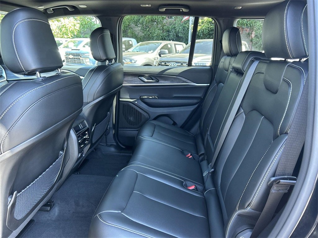 Used 2025 Jeep Grand Cherokee Limited w/ Black Appearance Package image 27