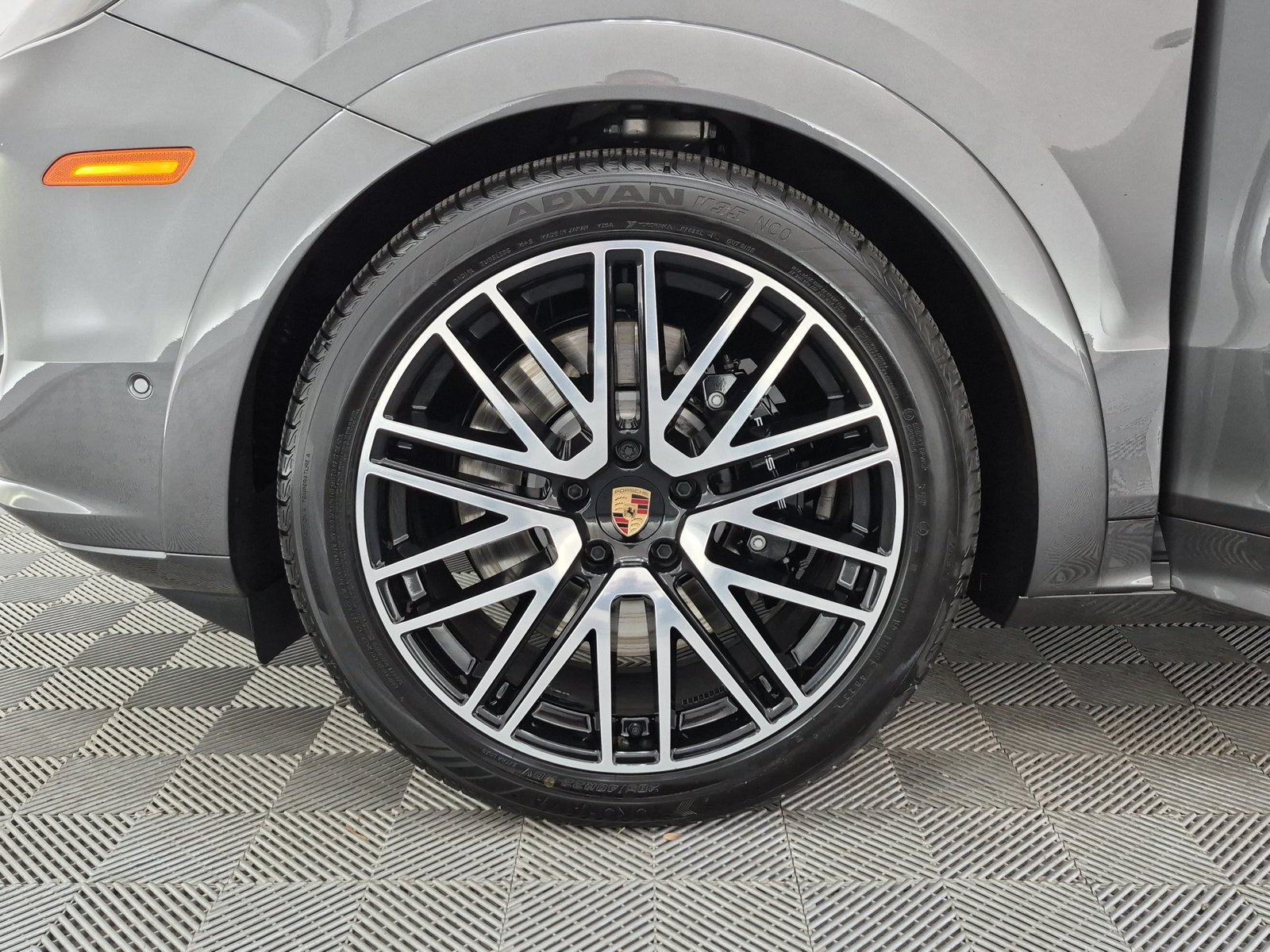 Used 2025 Porsche Cayenne GTS AWD/4WD image 28