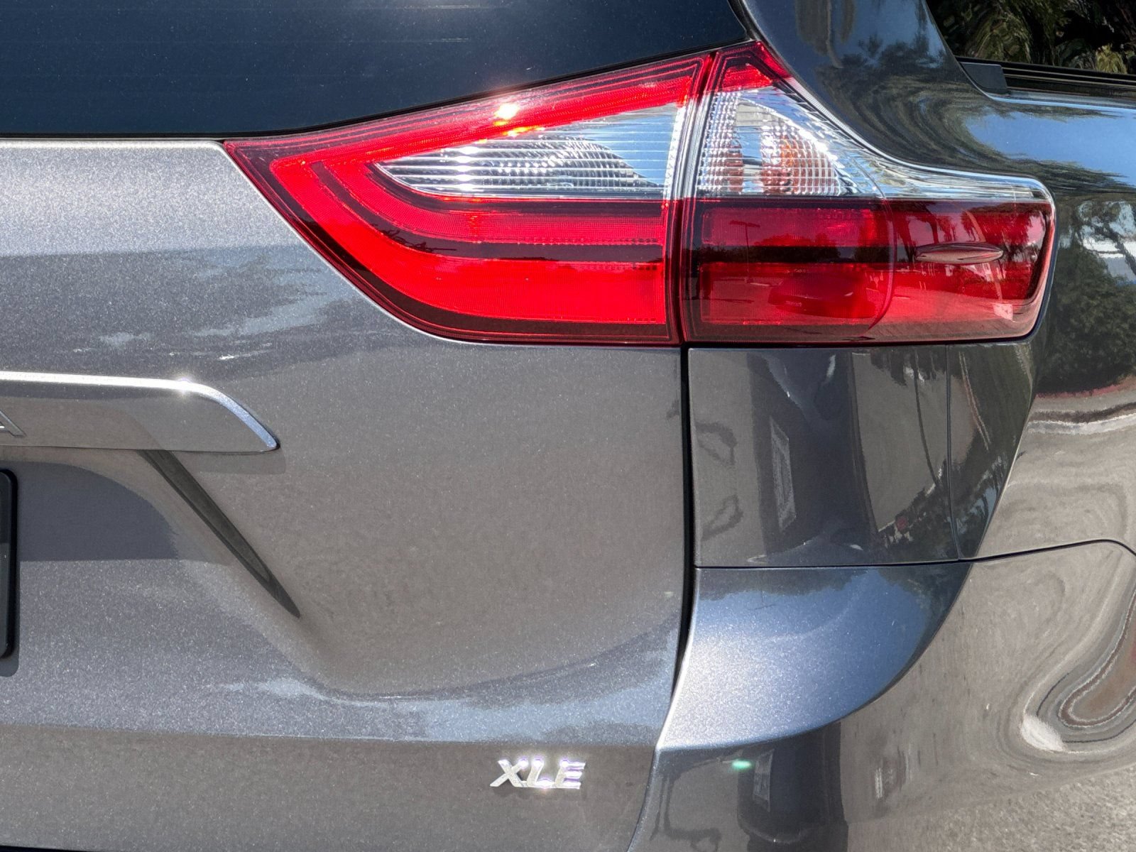 Used 2020 Toyota Sienna XLE w/ XLE Navigation Package FWD image 26