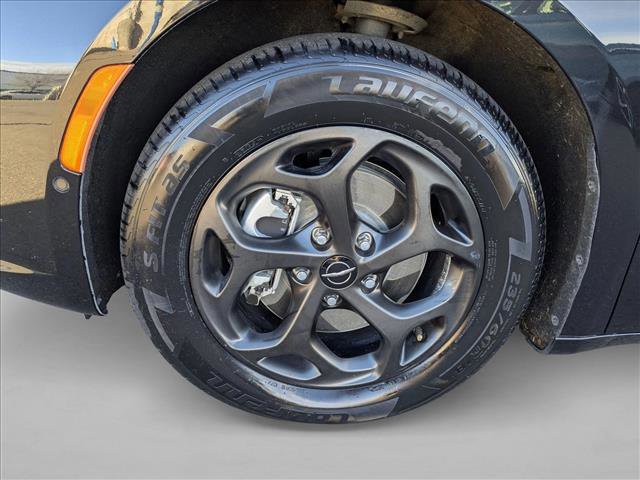 Used 2024 Chrysler Pacifica Premium image 25