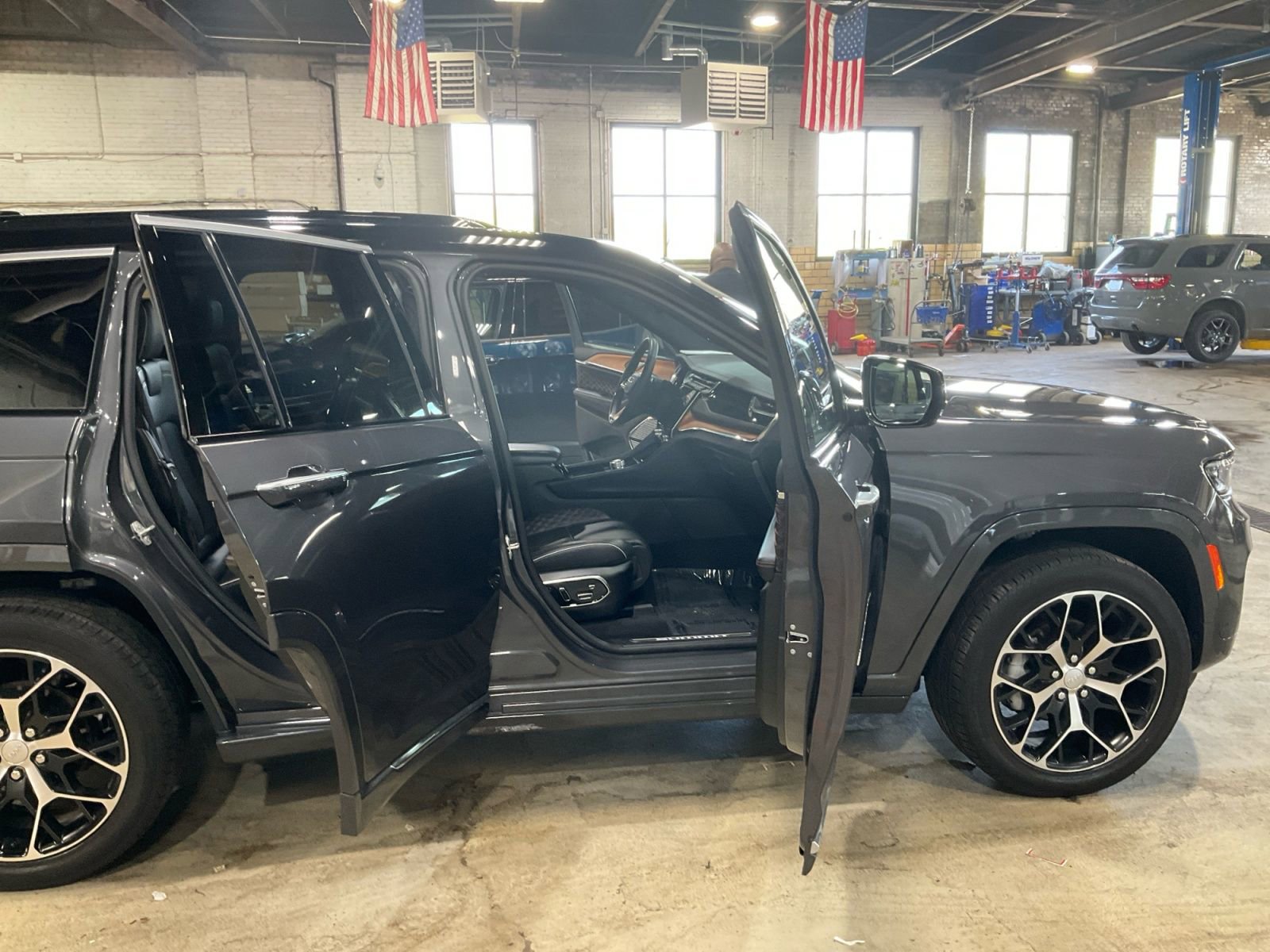 Used 2024 Jeep Grand Cherokee Summit AWD/4WD image 16