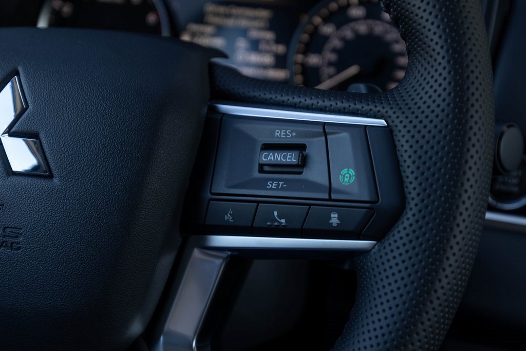 Used 2025 Mitsubishi Outlander SE image 32