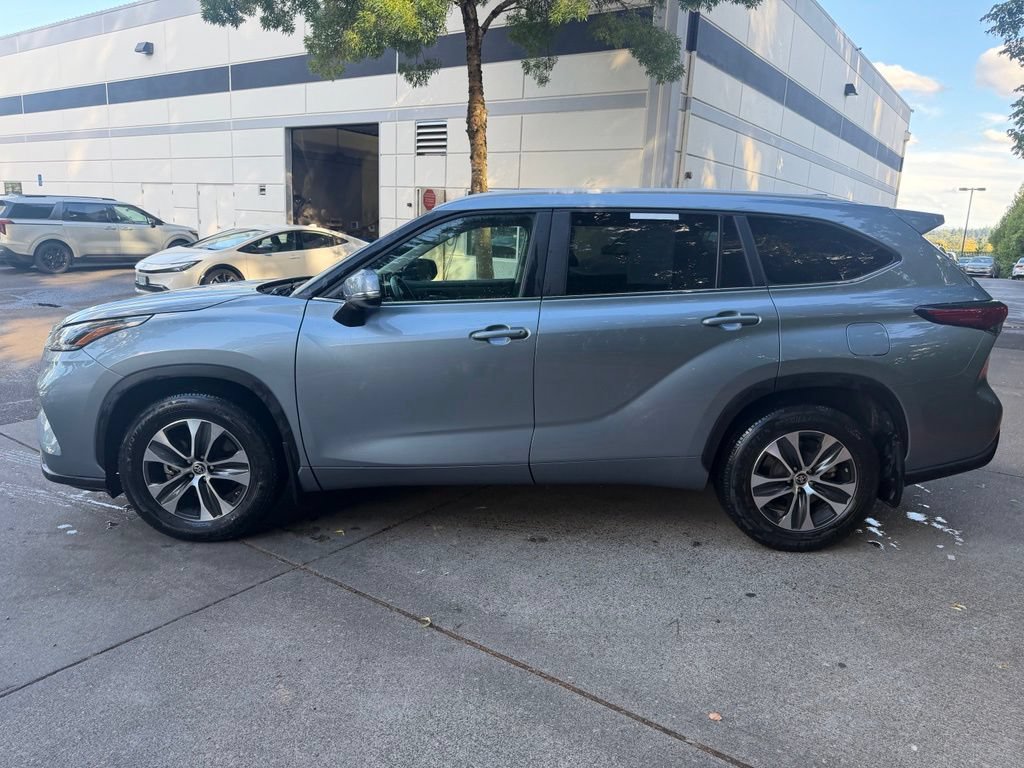 Used 2023 Toyota Highlander XLE FWD image 7