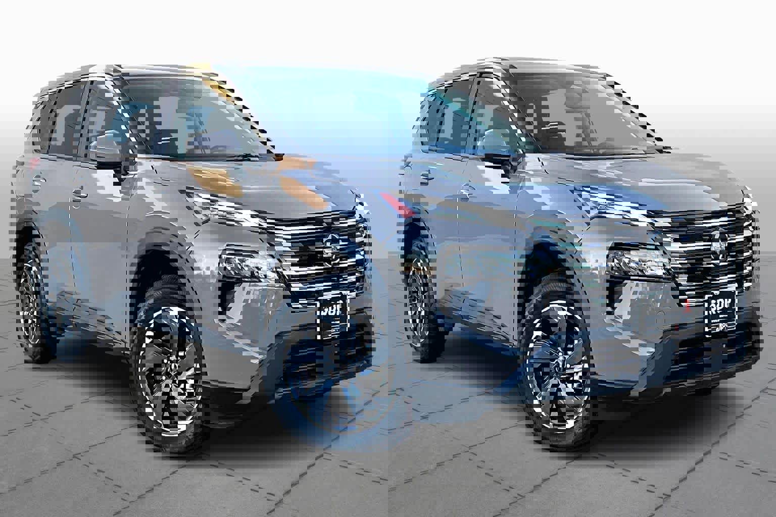 Used 2025 Nissan Rogue SV image 2