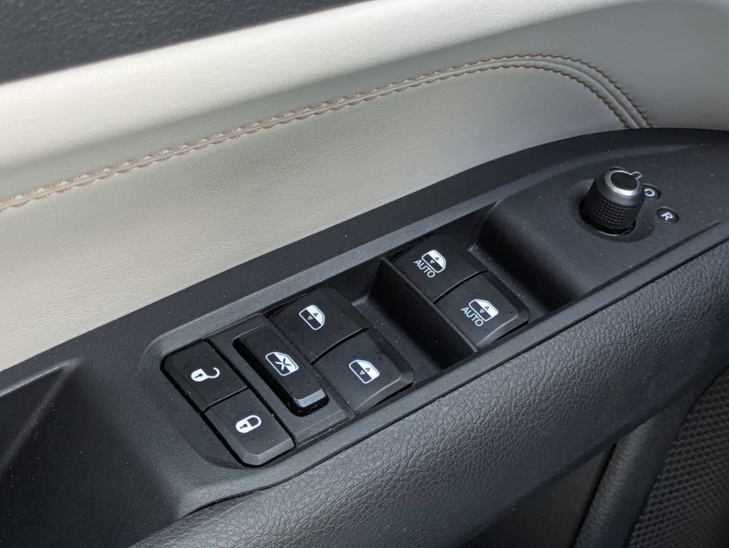 Used 2025 Jeep Compass Limited AWD/4WD image 23