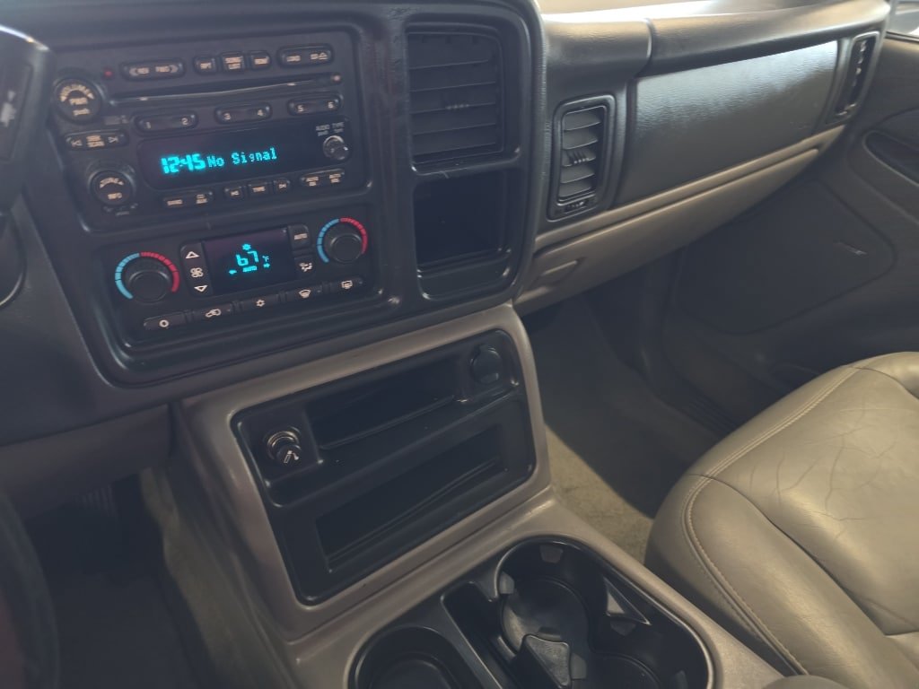 Used 2005 GMC Yukon XL SLT w/ SLT Preferred Equipment Group AWD/4WD image 12