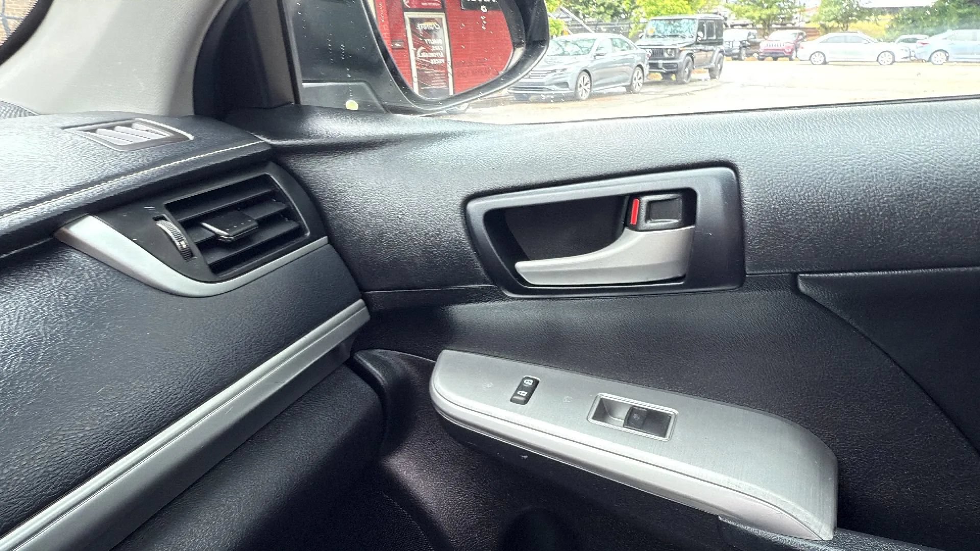 Used 2014 Toyota Camry SE w/ Moonroof Package FWD image 37