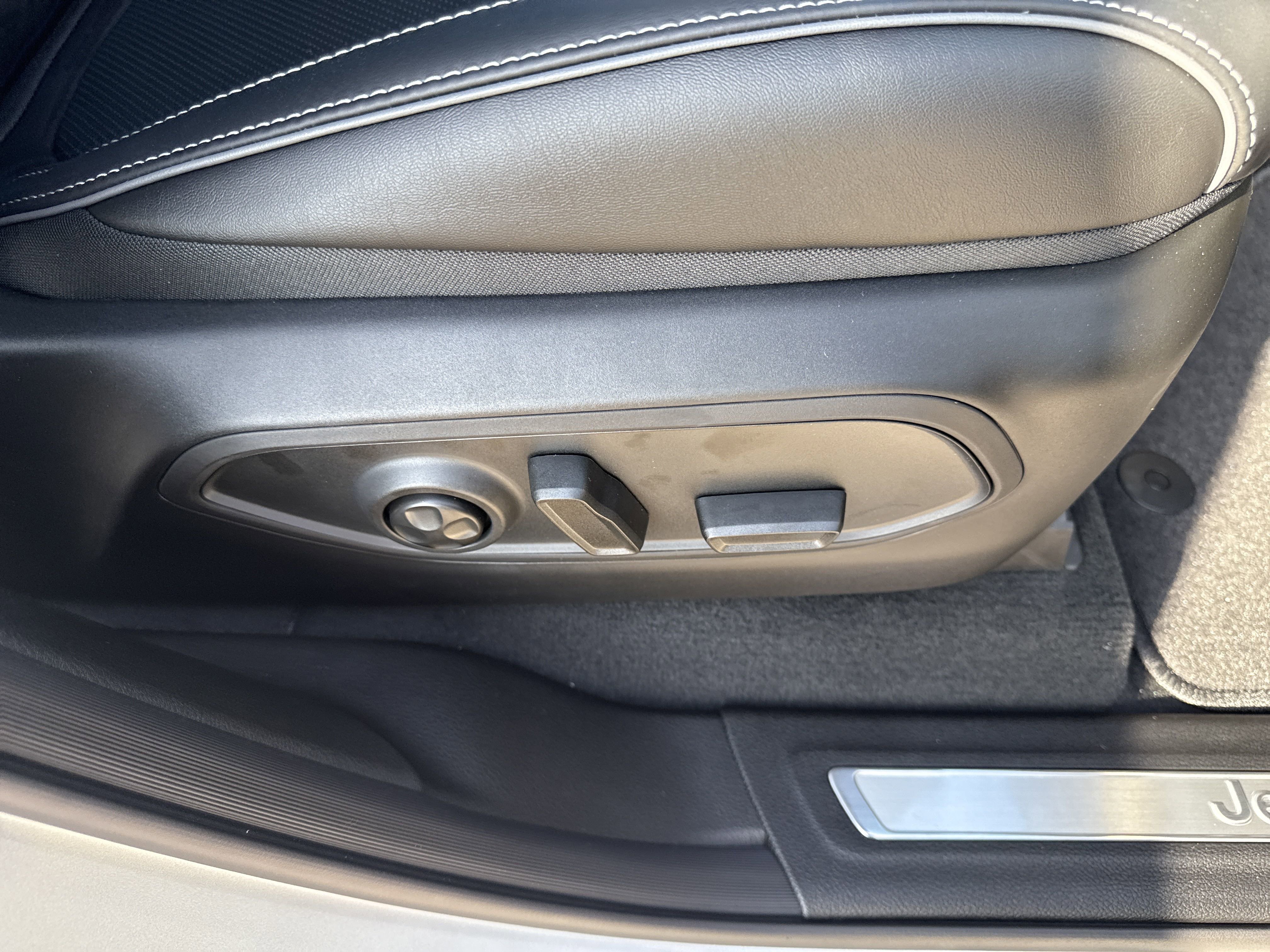 New 2025 Jeep Grand Cherokee L Overland w/ Trailer Tow Package image 23