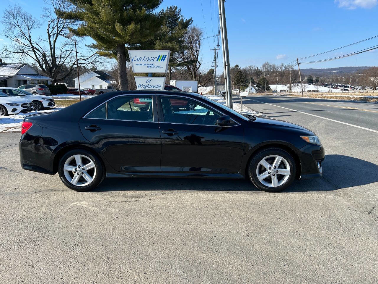 Used 2014 Toyota Camry SE w/ Moonroof Package FWD image 8