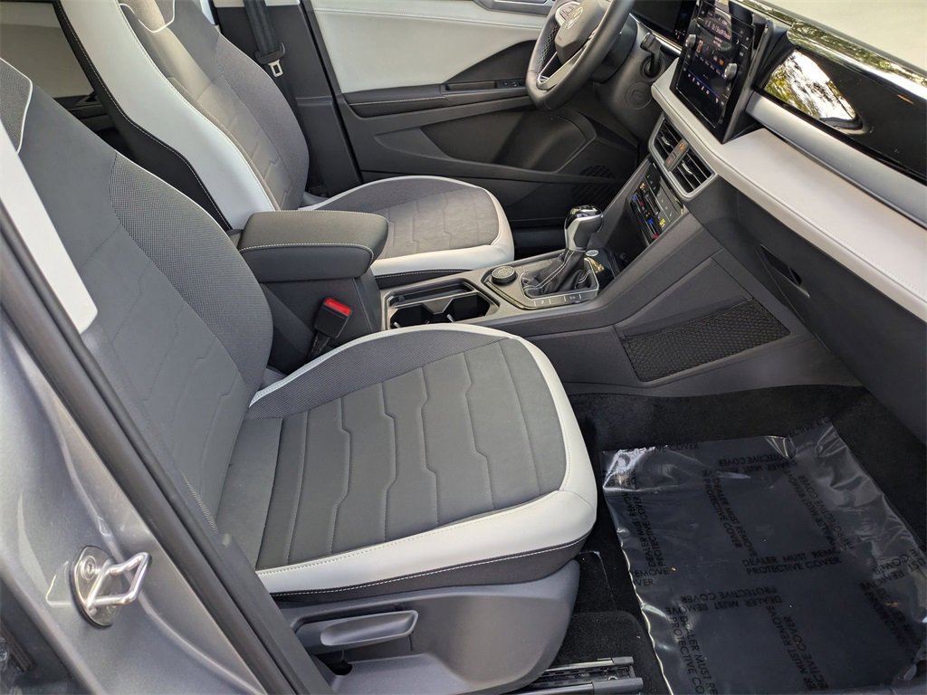 Used 2025 Volkswagen Taos SE image 33