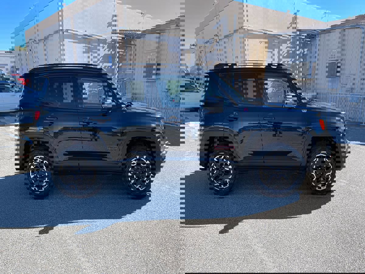 Used 2016 Jeep Renegade Trailhawk w/ Premium Trailhawk Package image 4