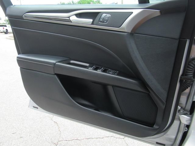Used 2017 Ford Fusion SE w/ Fusion SE Technology Package FWD image 18