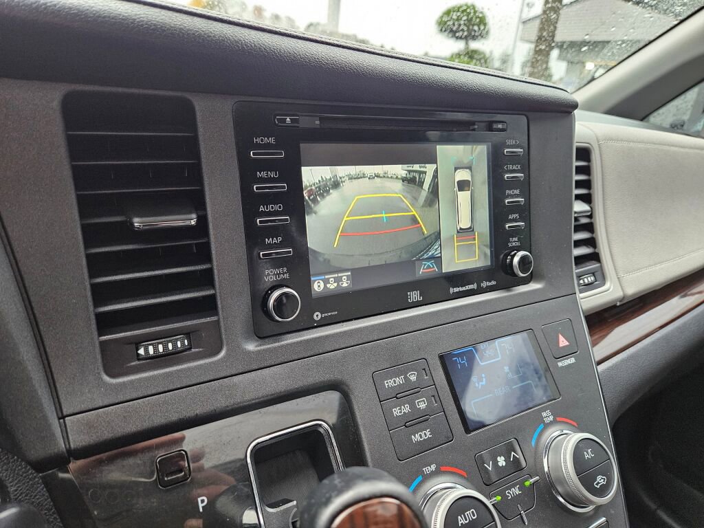 Used 2018 Toyota Sienna Limited image 29