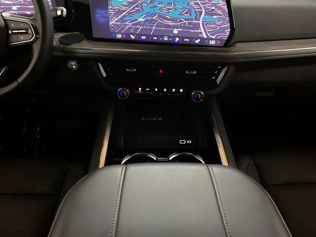 Used 2025 Chevrolet Suburban LT RWD image 15