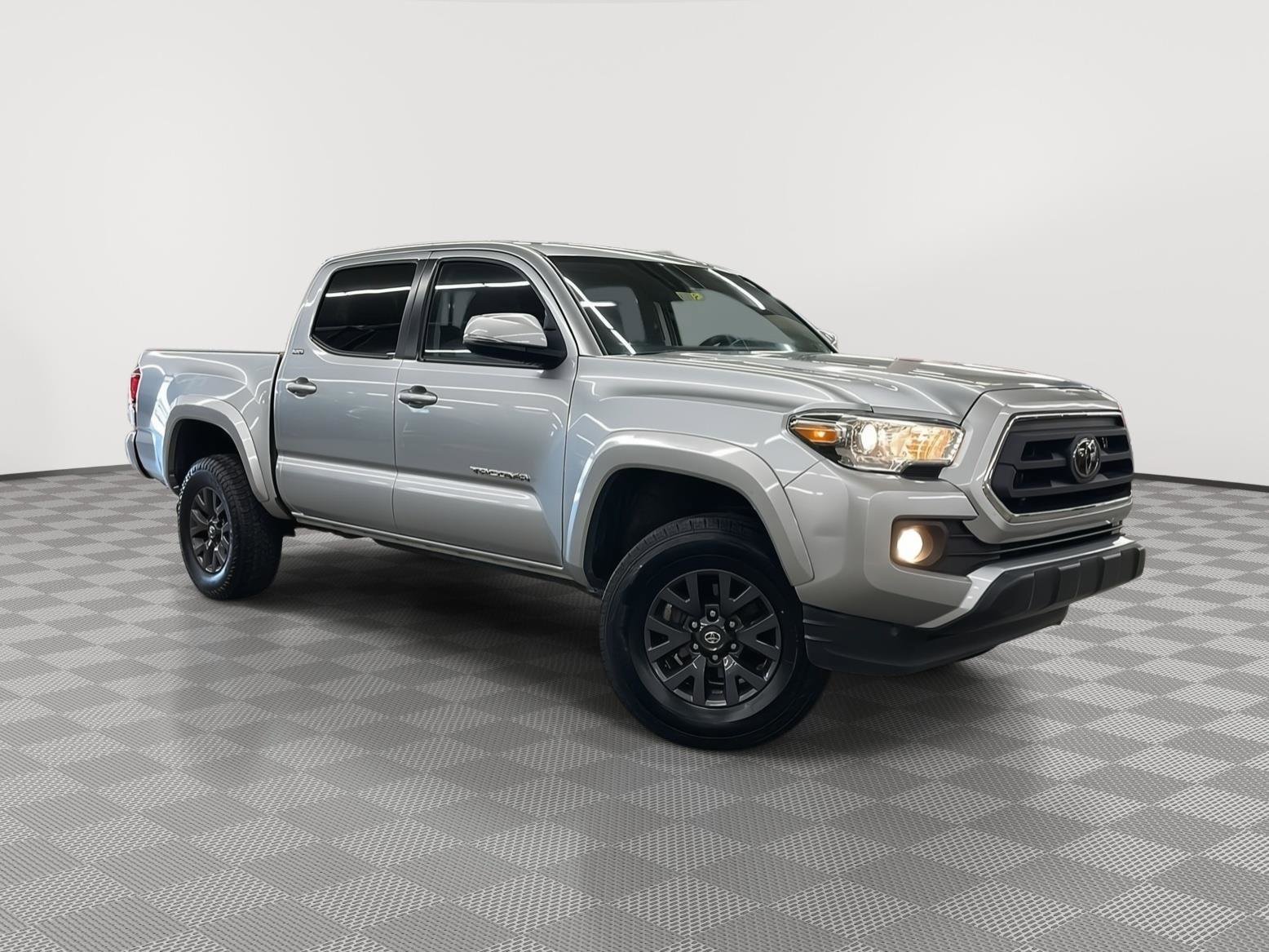 Used 2023 Toyota Tacoma SR5 w/ Technology Package image 2