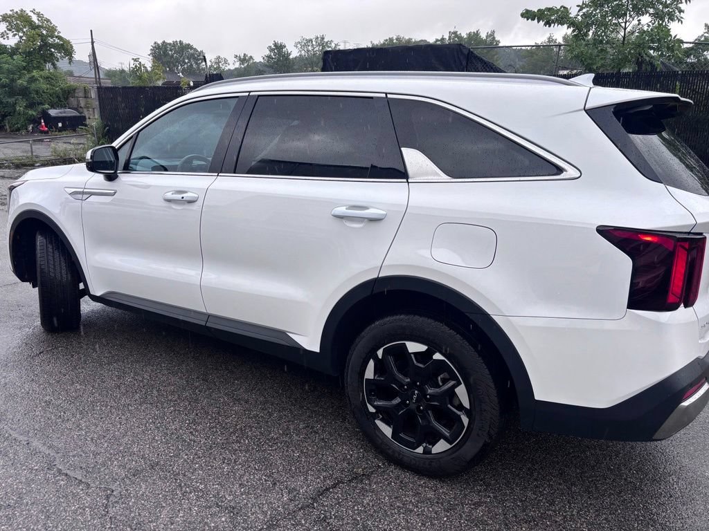 Used 2025 Kia Sorento S AWD/4WD image 4